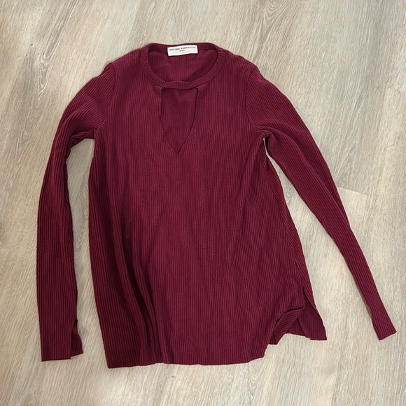 Project Social T Urban Outfitters Maroon Pink Red Ribbed Keyhole Sweater Small - Picture 1 of 5